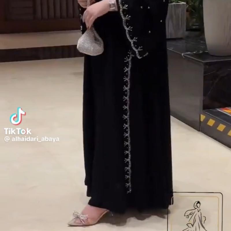 عبايه مطرزه